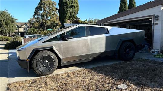 Der „Cybertruck“ sieht ganz anders aus als traditionelle Pickups.