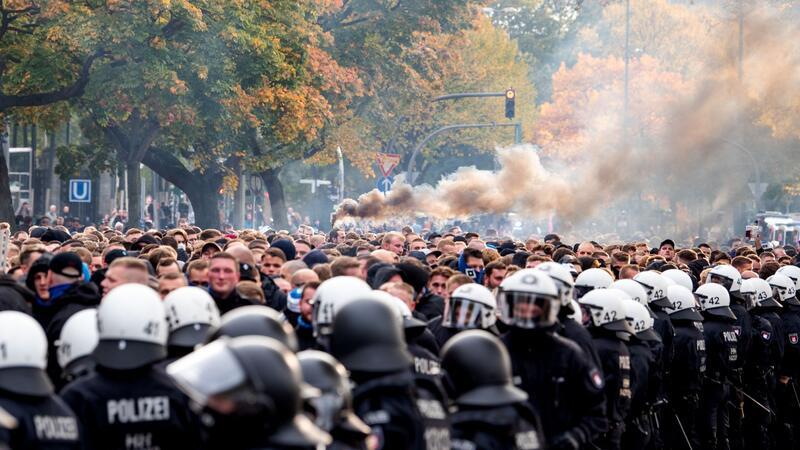 Der DFB hat Fans und Polizei zu einem respektvollen Umgang miteinander aufgerufen.