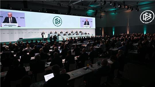 Der DFB will künftig noch strikter gegen Gewalttäter im Fußball vorgehen.