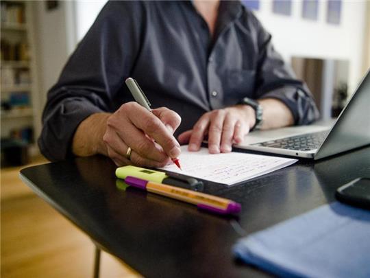 Der DGB fordert, die Arbeit im Homeoffice zukünftig leichter möglich zu machen. Foto: Finn Winkler/dpa
