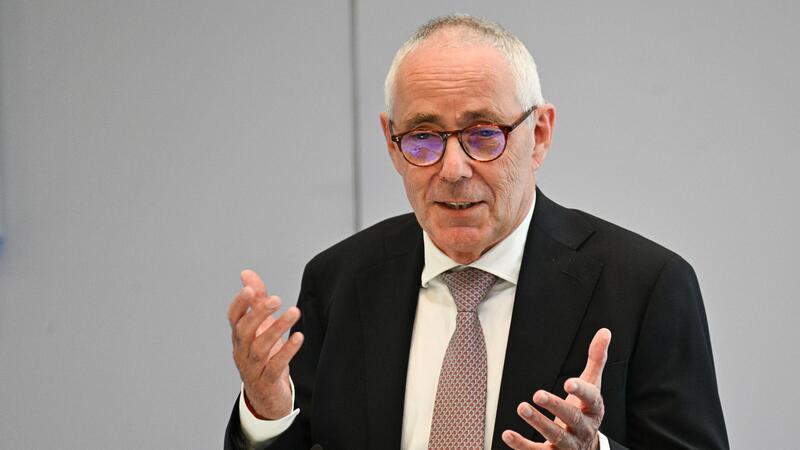 DIHK: Bedingungen für Gründer in Deutschland verschlechtert Der DIHK-Präsident Peter Adrian beklagt schlechte Bedingungen für Unternehmensgründerinnen und -gründer in Deutschland.