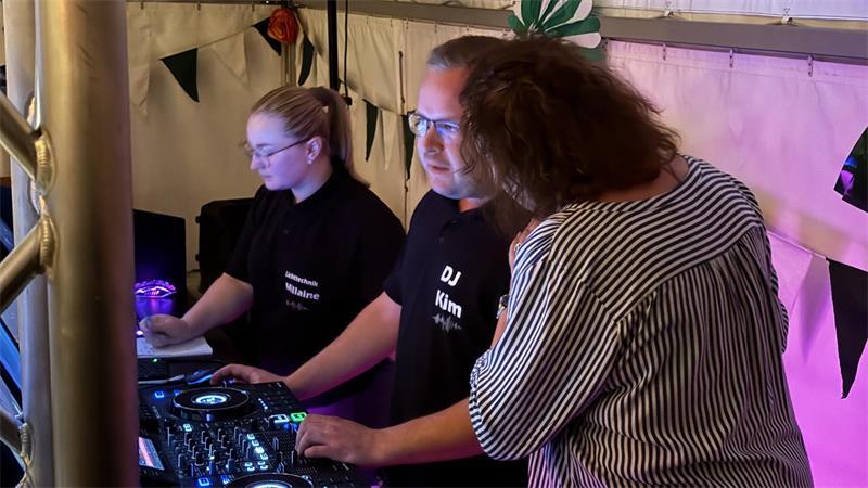 Der DJ hat immer ein offenes Ohr für Musikwünsche.