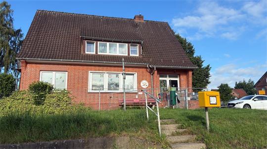 Der DRK-Hort Grode Racker auf dem Lühe-Deich an der Dorfstraße in Neuenkirchen schließt im Sommer 2027, Gerke hofft auf einen Dorfladen als Nachnutzer.