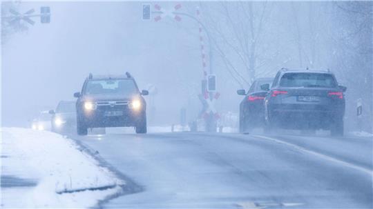 Der DWD erwartet tagsüber vor allem im Bergland sowie bei Dauerfrost im Norden und Osten weiterhin Glätte