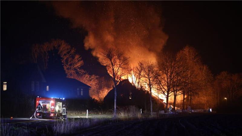 Der Dachstuhl stand gegen 21.15 Uhr schon in hellen Flammen.