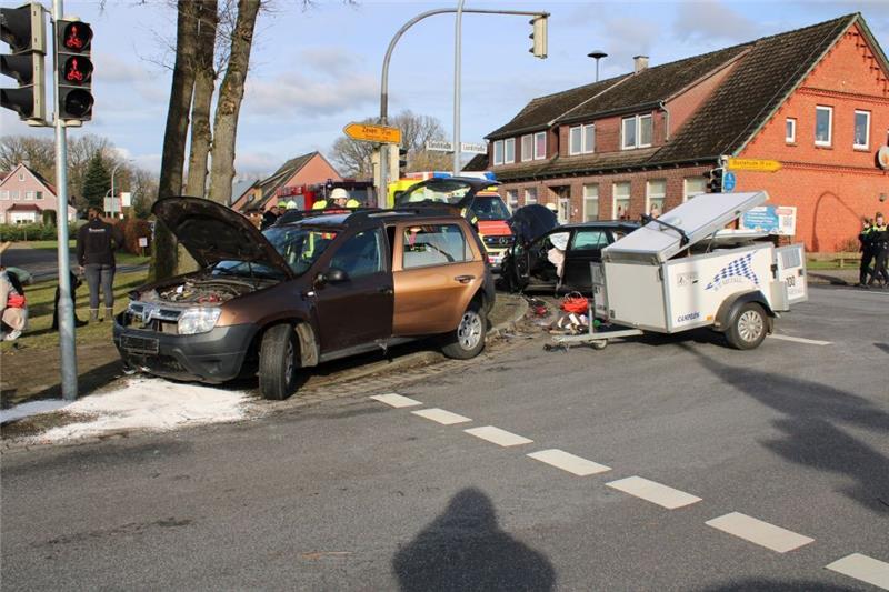 Der Dacia, aus Richtung Sittensen kommend, war mit einem Hundetransportanhänger unterwegs. Foto: Feuerwehr Harsefeld