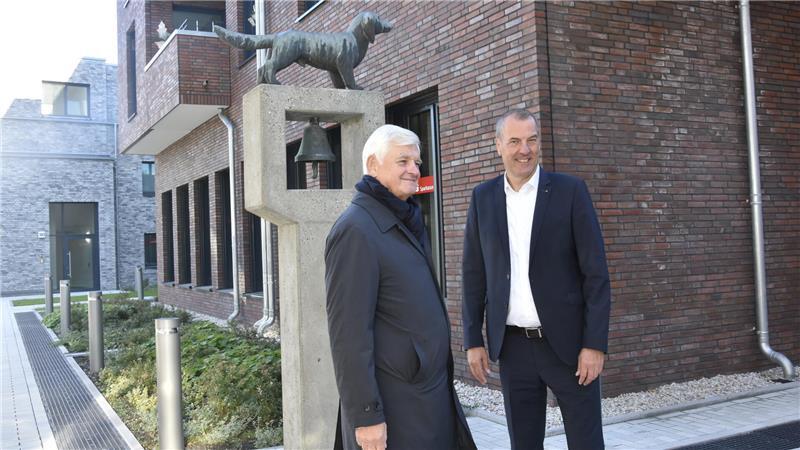 Warum bellen Hunde in Buxtehude eigentlich mit dem Schwanz? Der Dackel ist zurück – darüber freuen sich Michael May, Investor des neuen Sparkassengebäudes, und Vorstandsvorsitzender Andeas Sommer.