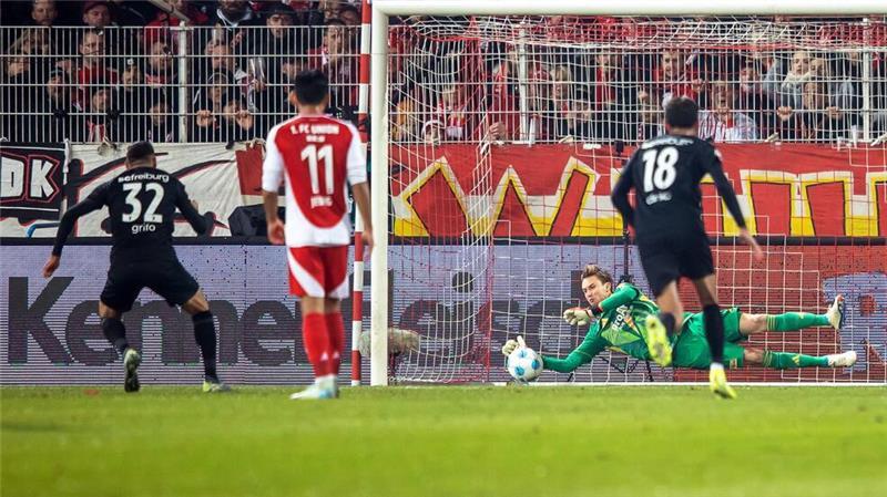 Rönnow rettet Union Punkt: Keeper ärgert Freiburg und Grifo Der Däne parierte gegen Grifo.