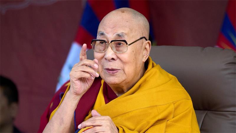 Rettungskräfte im Himalaya kämpfen gegen Schlamm und Zeit Der Dalai Lama zeigte sich bestürzt.
