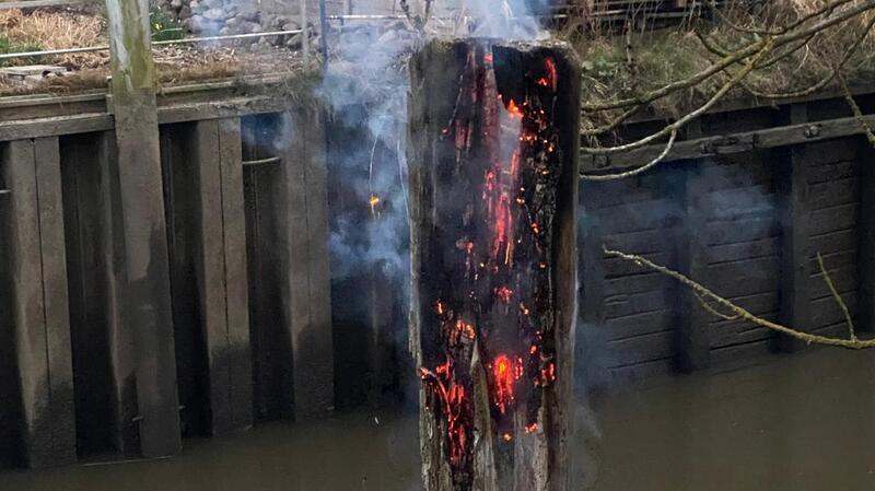 „Unerklärlich“: Brennender Dalben in der Este stellt Feuerwehr vor Rätsel Der Dalben brennt.