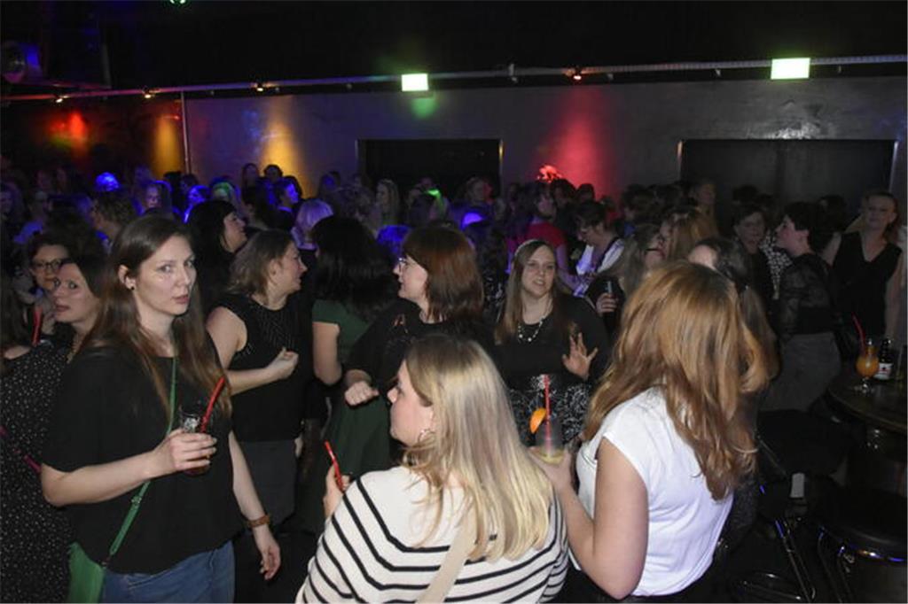 Der Dancefloor im "Studio 21" ist rappelvoll.