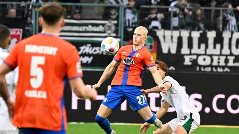Fan-Proteste in der Bundesliga - Union-Partie vor Abbruch Der Darmstädter Tim Skarke (M.) behauptet den Ball gegen Ko Itakura (r).