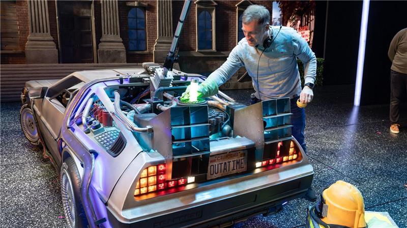 Der „DeLorean“ wird in Hamburg gezeigt. Das abgedrehte Fahrzeug soll in der Musicalversion des Films „Zurück in die Zukunft“ im Stage Operettenhaus über die Bühne fahren.
