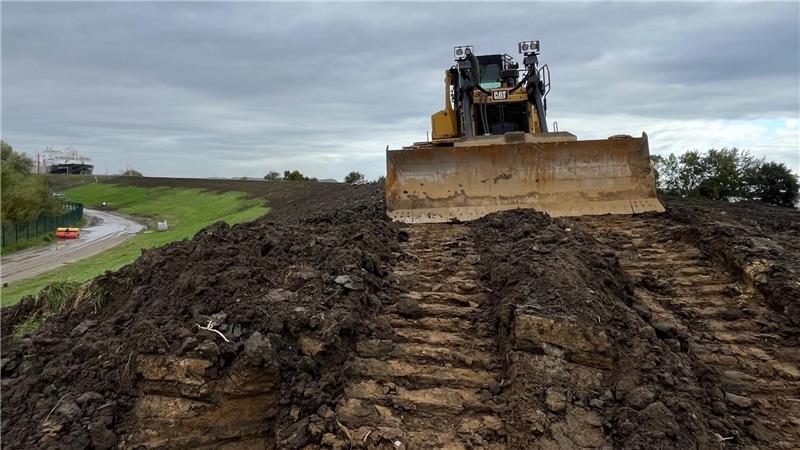 Der Deichbau im Zuge der Klimaschutzanpassung im Landkreis Stade hat 2024 begonnen - wie hier bei Bützflethersand. 77 Kilometer Deich müssen erhöht, Sperrwerke ertüchtigt werden für knapp 600 Millionen Euro.