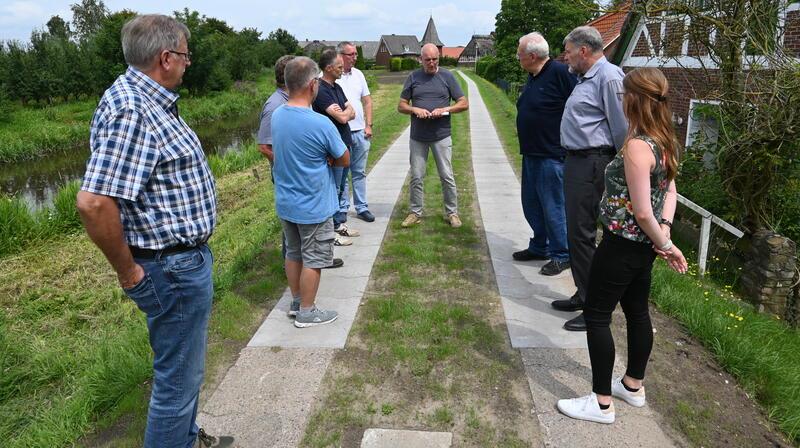 Schwachstelle beseitigt: Darum ist der Deichbau in Neuenkirchen so schwierig Der Deichverband der II. Meile Alten Landes, der Niedersächsische Landesbetrieb für Wasserwirtschaft, Küsten- und Naturschutz (NLWKN) und das Unternehmen Freimuth bei der Abnahme des neuen Umdeichs.