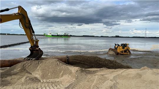 Der Deichverband will Sand vom Bund für die Deicherhöhung in der I. Meile Alten Landes, das Foto zeigt die Aufspülung in Bassenfleth von 2022.