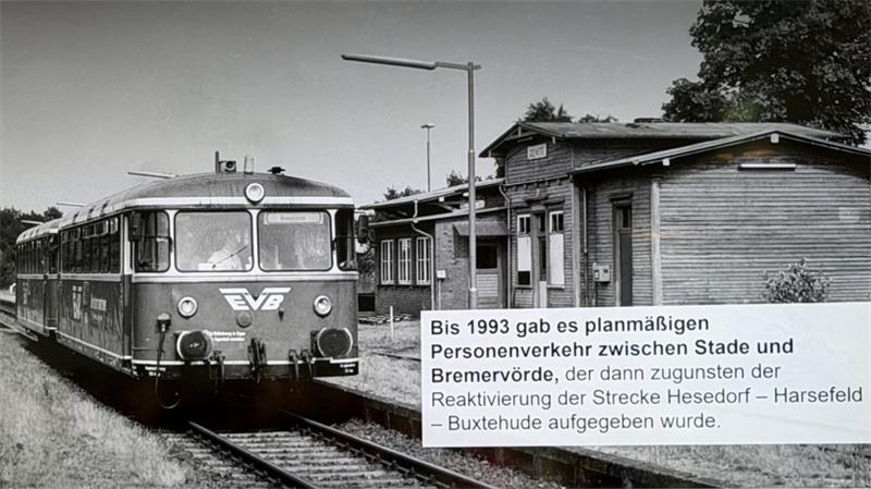 Der Deinster Bahnhof in früheren Zeiten. Bis 1993 gab es planmäßigen Personenverkehr zwischen Stade und Bremervörde.
