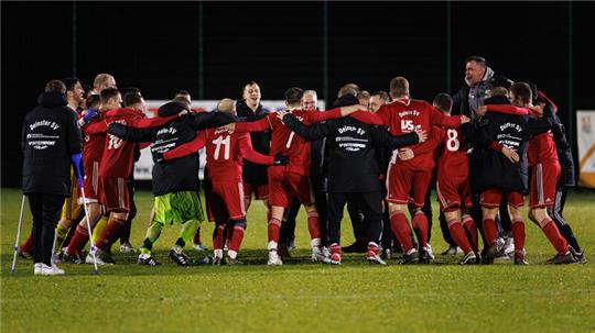 Der Deinster SV feiert den Sieg im Viertelfinale des Kreispokals gegen den TSV Wiepenkathen.