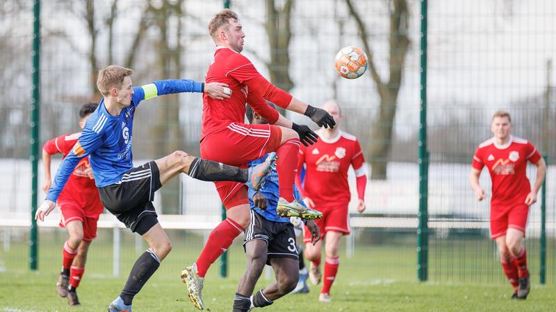 Der Deinster SV (rotes Trikot) setzte sich beim FC Wischhafen/Dornbusch durch.