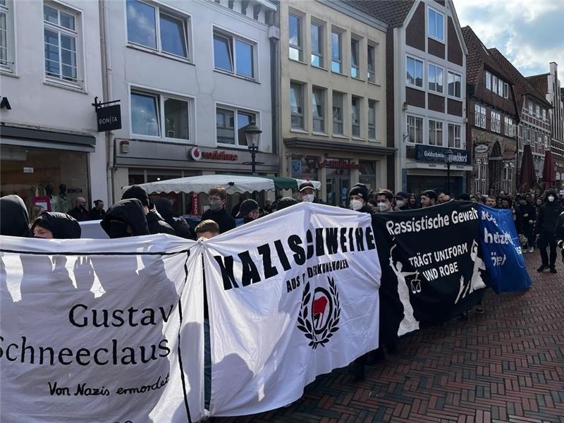 Der Demonstranten ziehen mit ihren Bannern skandierend durch die Buxtehuder Altstadt. Foto: Richter