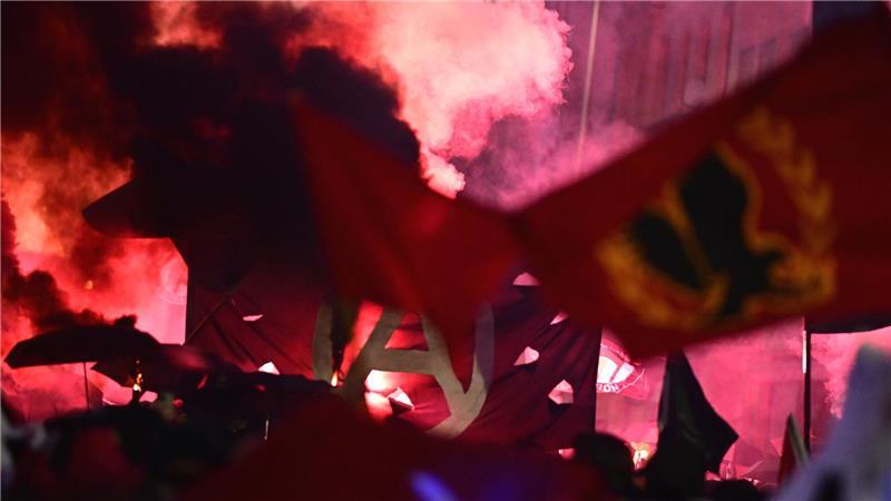 Der Demonstrationszug „Revolutionärer 1. Mai - Freiheit. Frieden. Solidarität.“ zieht über die Oranienburger Straße in Berlin-Kreuzberg.