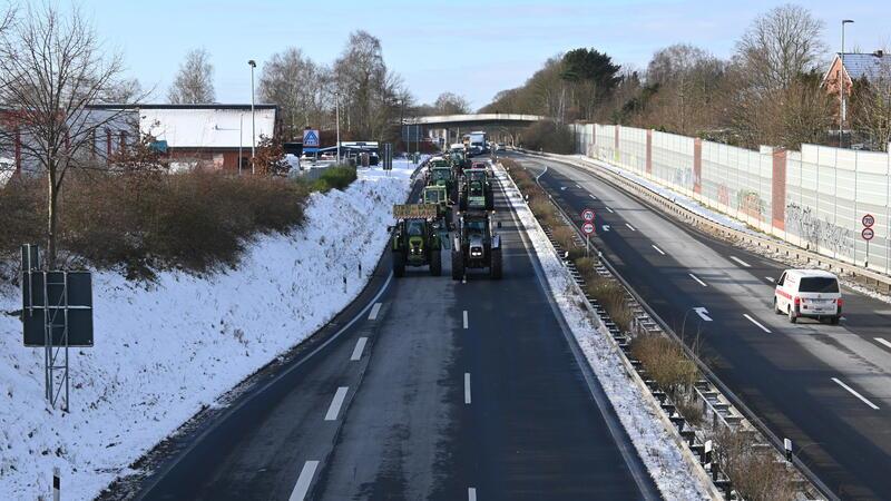Demonstrationszug durch den Landkreis Stade: Landwirte legen den Verkehr lahm Der Demonstrationszug auf dem Übergang von B73 und A26 in Stade