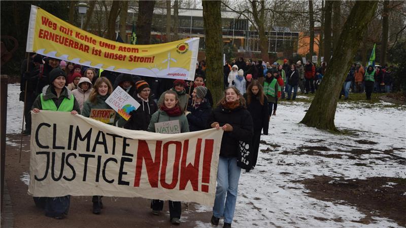 Wie der Anschlag in München den Klimastreik in Buxtehude beeinflusst Der Demonstrationszug beim Klimastreik in Buxtehude setzt sich aus dem Stadtpark in Bewegung.