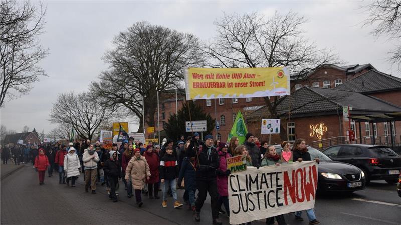 Der Demonstrationszug beim Klimastreik in Buxtehude zieht auf der Straße an der früheren Malerschule vorbei.