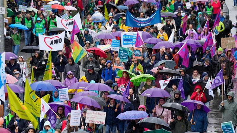 Tausende protestieren in Kiel gegen Sozialkürzungen Der Demonstrationszug ging bei Regen durch die Kieler Innenstadt zum Landeshaus.