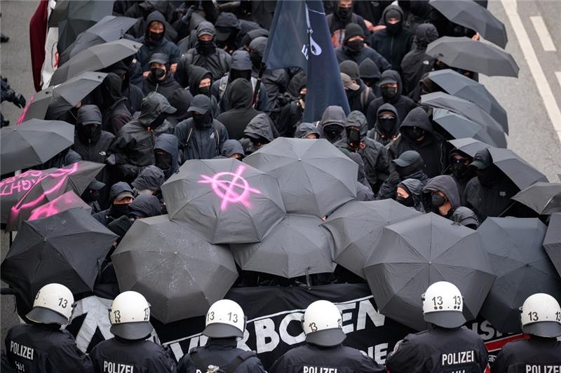 Der Demonstrationszug zog unter dem Motto „Verboten gut – Anarchismus in die Offensive –Anarchistischer 1. Mai“ durch Hamburg. Foto: Jonas Walzberg/dpa