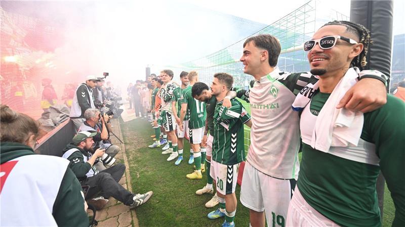 Der Derbysieg soll den Spielern von Werder Bremen neuen Schwung geben. (Archivbild)