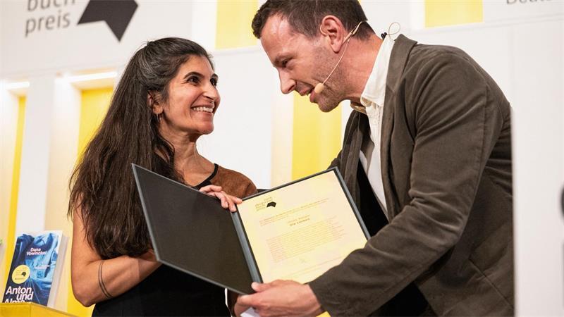 Der Deutsche Buchpreis ist nicht die einzige Auszeichung, die Autorin Shida Bazyar für ihren Roman „Die Lücken“ bekommen hat.