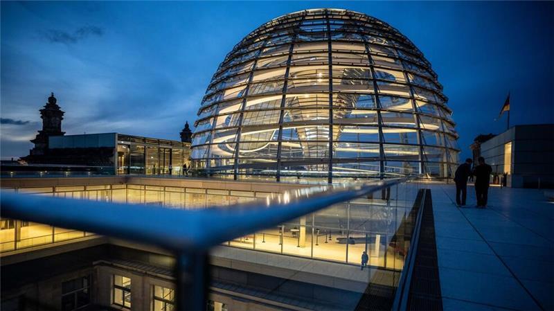 Der Deutsche Bundestag im Reichstagsgebäude mit der gläsernen Kuppel. Hier werden nach der Wahl nur noch 630 Abgeordnete sitzen.