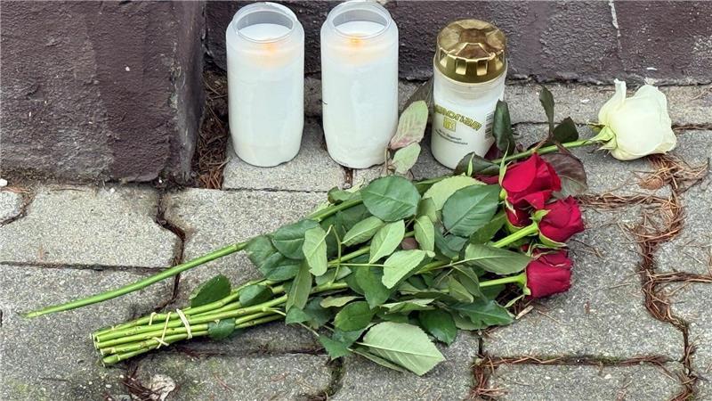 Der Deutsche Gerichtsvollzieher Bund fordert angesichts der grausamen Tat ein besseres Schutz- und Sicherheitskonzept für Mitarbeiter im Außendienst. 