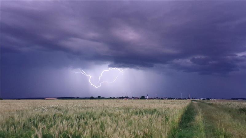 Der Deutsche Wetterdienst (DWD) sagt für die kommenden Tage Gewitter vorher.