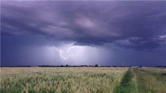 Der Deutsche Wetterdienst (DWD) sagt für die kommenden Tage Gewitter vorher.