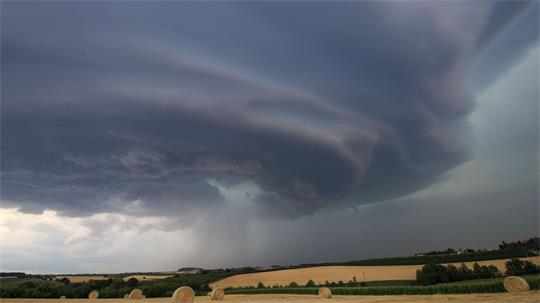 Der Deutsche Wetterdienst rechnet erneut mit Gewittern über Deutschland (Archivbild)