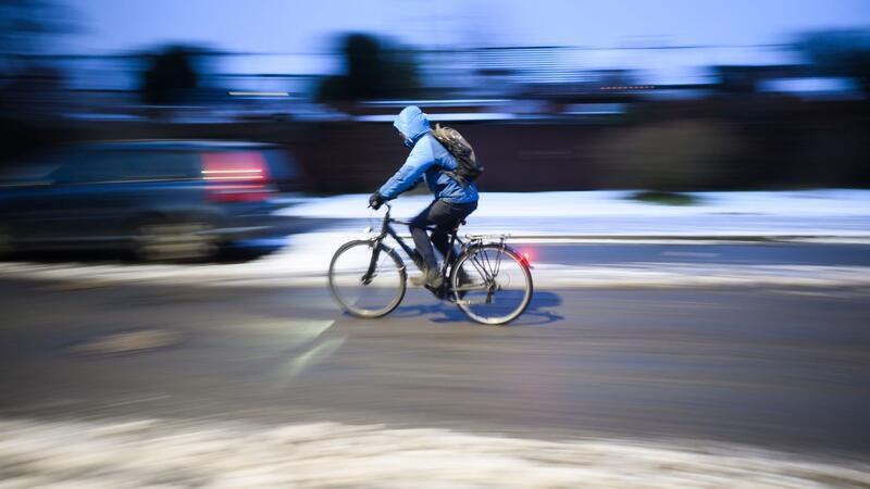 Der Deutsche Wetterdienst warnt: Ab Dienstagmorgen könnte im Südwesten Niedersachsens Schnee fallen - dann dürfte es glatt werden. (Symbolbild)