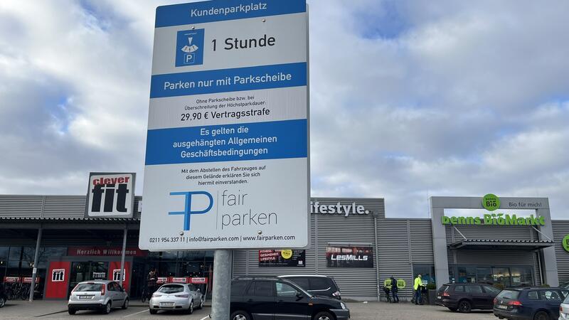 Der Dienstleister „Fair Parken" überwacht fünf Parkflächen im Kreisgebiet, so wie hier für Denns Biomarkt in Stade.