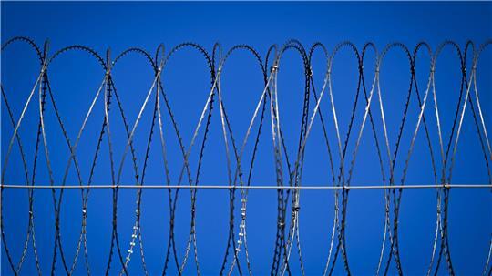 Der Digitalfunk von zahlreichen Haftanstalten lässt sich mit einem geringen technischen Aufwand auch aus der Ferne abhören.