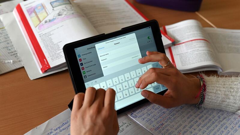 Länder machen Druck bei Digitalpakt 2.0 für Schulen Der Digitalpakt war mit zunächst fünf Milliarden Euro beziffert. Im Zuge von Corona wurde das Programm aber auf 6,5 Milliarden aufgestockt, um Tablets, Laptops und Administratoren zu finanzieren.