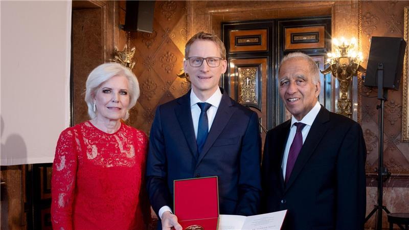 Der Direktor des Instituts für Virologie der Uniklinik Köln, Florian Klein, ist mit dem Hamburger Wissenschaftspreis ausgezeichnet worden. 