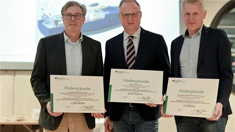Der Direktor des Thünen Instituts für Seefischerei, Gerd Kraus (l.), Professor Jann Strybny und der Leiter der Nationalparkverwaltung Niedersächsisches Wattenmeer, Peter Südbeck (r.), nahmen den Förderbescheid entgegen. 