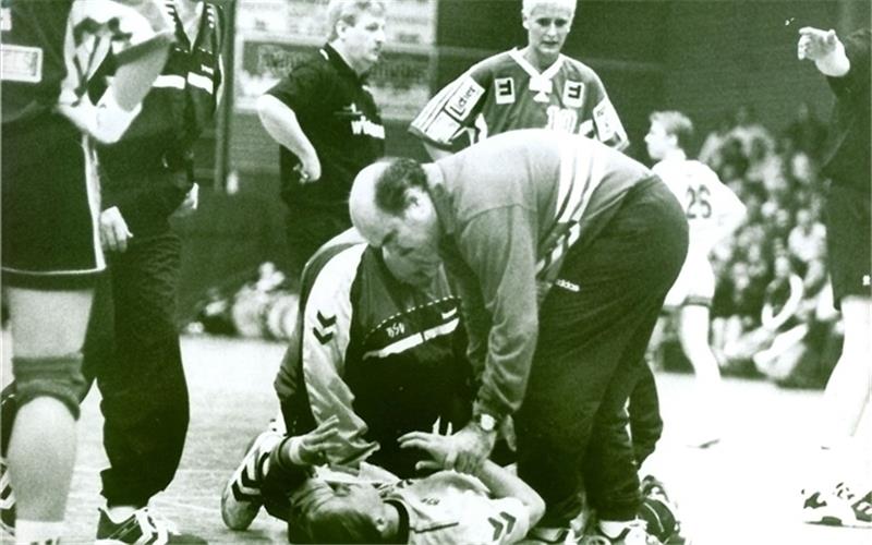 Hans-Jürgen Gerlach: Der cholerische „Doc“ Der „Doc“ behandelt BSV-Spielerin Melanie Schliecker bei einer Bundesligapartie in der Halle Nord.Foto Kordländer