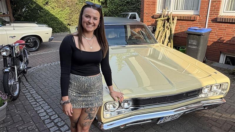 Von Ami-Schlitten bis Zündapp: Apenser Clique fährt auf Oldtimer ab Der Dodge Coronet von Franziska Becker ist ein wahres Schlachtschiff.