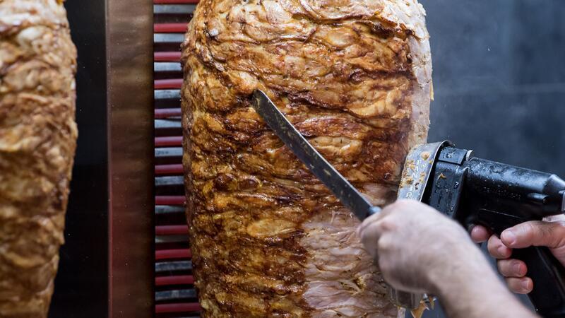 Verbietet die EU bald den deutschen Döner? Der Döner Kebab wird in der Türkei anstatt am Drehspieß traditionell über Holzkohle gegrillt.