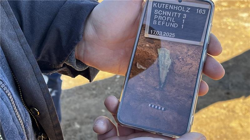 Der Dolch steckte senkrecht im Boden.