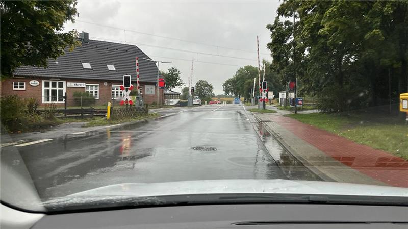 Der Dollerner Bahnübergang nach Bauarbeiten wieder für den Verkehr freigegeben. Foto: Vasel