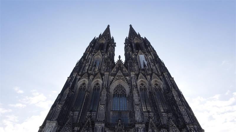 Wie kommt der Eintrittspreis am Kölner Dom am ersten Tag an? Der Dom war bislang stets kostenfrei zugänglich.