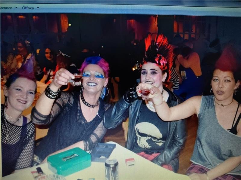 Bunte Maskerade steigt auf Krautsand Der Dornbuscher Karnevalsverein „Club Gemütlich“ lädt zur großen Maskerade auf Krautsand. Der Verein besteht seit 101 Jahren.